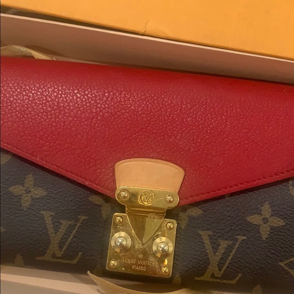 Louis Vuitton Wallet with red coated leather - Picture 2 of 4